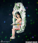 组图：大岛优子AKB48毕业公演 与好友拥抱告别