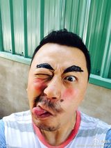 组图：药不能停！郭涛马苏搞怪贴粗眉变蜡笔小新