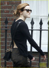 组图：艾玛与男友街头热吻 衣服性感露美背