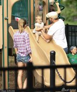 组图：邦臣一家公园玩耍 辣妈秀长腿萌宝抢眼