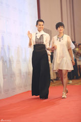 组图：何炅叶璇许茹芸等群星出席时尚盛典