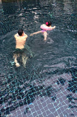 组图：张家辉耐心教Angela游泳 小妞认真可爱