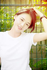 组图：马思纯街拍大片 优雅俏皮展百变青春