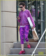 组图：安妮-海瑟薇运动装现身街头 表情严肃