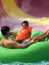 组图：田亮陪森碟玩激流：哇哇大叫到哈哈大笑