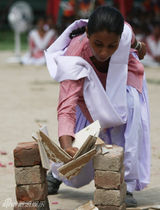 组图：盘点各地武术奇女子：徒手劈砖 以头碎瓦