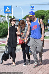 组图：《纸牌屋》女星宣布分手后牵猛男基友