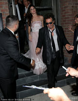 组图：阿尔-帕西诺与小女友恩爱 遭巨胸女抢镜