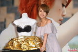 组图：杨丞琳庆30岁吻女粉丝 获赠内衣愿变丰满