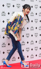 组图：EXO亮相引粉丝围堵致交通瘫痪