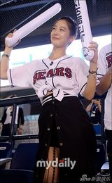 组图：韩国艺人CLARA(李成敏)性感造型亮相棒球比赛现场