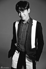 组图：乔振宇质感写真 型男玩转光影世界