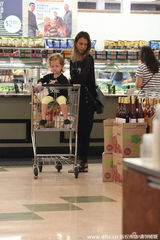组图：阿尔芭带爱女购物 变家庭主妇星味儿全无