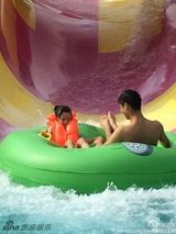 组图：田亮陪森碟玩激流：哇哇大叫到哈哈大笑