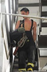 组图：消防帅哥解救被困猫咪 铁汉柔情引好评