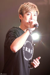 组图：金贤重上海开唱热舞 狂野掀衣秀腹肌