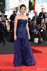 组图：威尼斯开幕红毯 女星路易莎-拉涅利现身