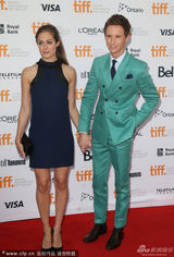 组图：《万物理论》小雀斑携女友 菲丽西提美艳