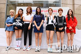 组图：韩女团AOA运动装亮相难掩性感美腿