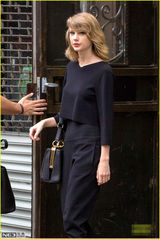 组图：斯威夫特黑衣劲装 秀修长美腿