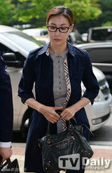 组图：韩星成贤娥表情黯然出席性交易案四审