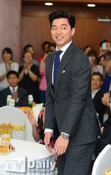 组图：河智苑任宣传大使 旗袍尽显优雅气质