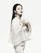 组图：刘小小演绎蕾丝复古装 性感婀娜