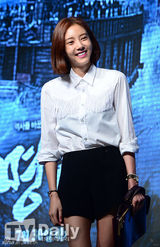 组图：长腿花美男李钟硕出席活动显羞涩