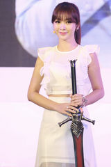 组图：柳岩纯白天使造型 大变活人玩古剑