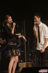 组图：蓝奕邦开个人音乐会 与吴雨霏对唱情歌