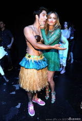 组图：青少年选择奖卡戴珊姐妹争艳 赛琳娜性感