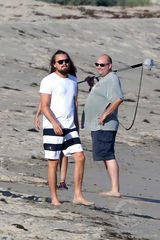 组图：莱昂纳多与女友悠哉划船 依然胡子邋遢