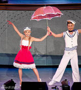 组图：幸田来未开唱扮性感水手 开腿钻跨样样来