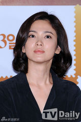 宋慧乔逃税风波后首现身 黑衣低调显憔悴