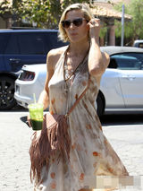 组图：雷神嫂埃尔莎真空出街 薄衫激凸上围傲人