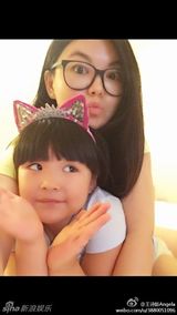 组图：王诗龄探班王岳伦度中秋 小妞戴发箍超萌