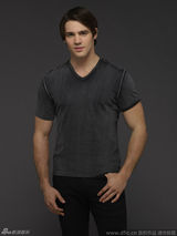 组图：《吸血鬼》曝写真 妮娜深V礼服露腰线