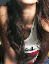 组图：黑木明纱大尺度写真 鲜花遮乳手捂私处