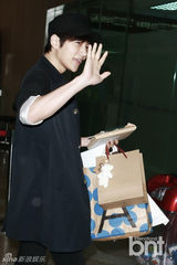 组图：Infinite赴日办Showcase 歌迷欢送心情好