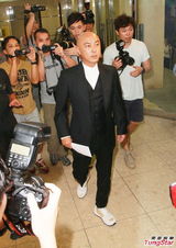 组图：许志安七哥病逝设灵 郑秀文素衣现身送别