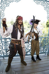 组图：吴莫愁变身加勒比海盗 起玩心持剑对决