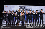 组图：韩团EXO出席记者会 帅气正装魅力足