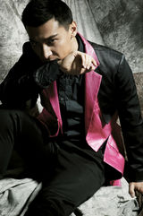 组图：贺刚复古写真大片来袭 坚毅自信气场强大