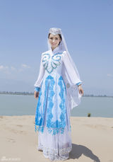 组图：柳岩化身塞上之花抚摸骆驼平添情趣