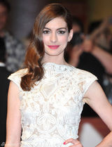 高清图：《一天》首映 海瑟薇镂空白裙优雅亮相