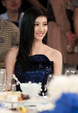 组图：景甜盛装出席2012芭莎慈善夜