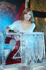 组图：Makiyo新专辑预购破2万 庆功与吴佩慈玩亲亲