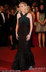 组图：《忧郁症》首映红毯 夏洛特挺大肚玩透视