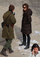 组图：安吉丽娜-朱莉拍新片 帅气保镖贴身保护