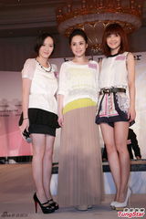 组图：阿娇(钟欣桐)长裙优雅 蔡卓妍清凉秀美腿